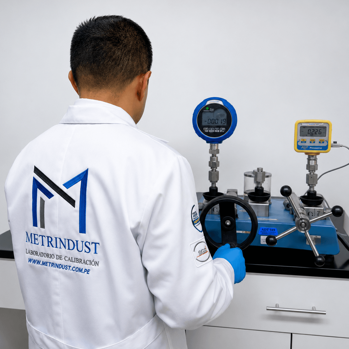 Personal de laboratorio METRINDUST trabajando con equipos de calibración
